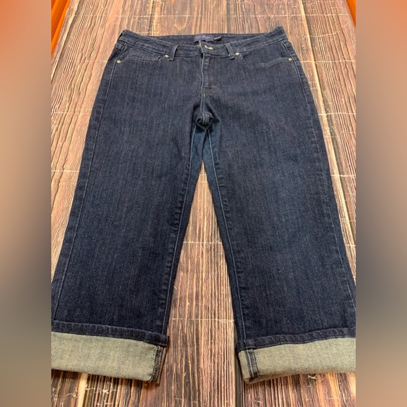 Levi’s Demi Curve Classic jeans size 10
Inseam tailored/cropped to 22” - Picture 2 of 9